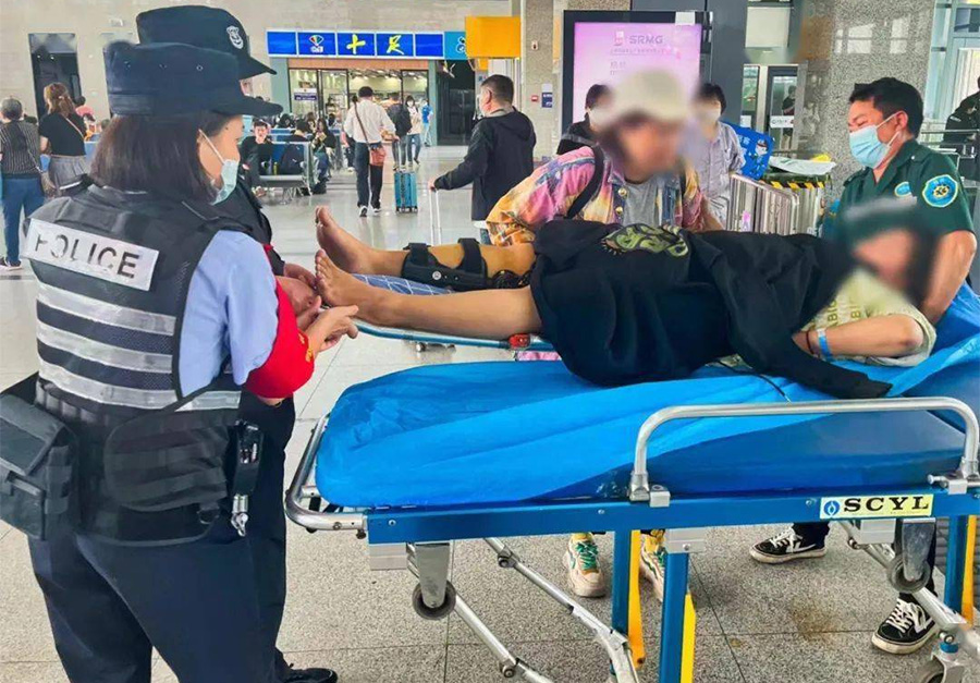 如何使用专用担架车接送病人？